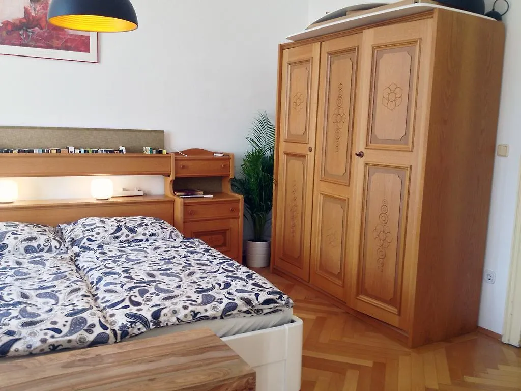 Big Vintage Style Flat Near Schonbrunn Apartment Vienna